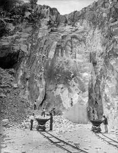 Gravemaskiner på jobb ved et marmorbrudd i Apuan-alpene, i Toscana (s/hvitt-bilde) av A. Corsini