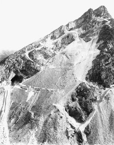 Klippene i et marmorbrudd i Apuan-alpene (s/hvitt-bilde)