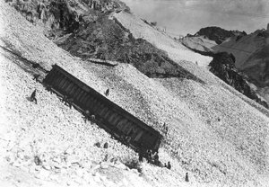 Transport av en enorm konvoi som inneholder marmor, langs klippene nær et steinbrudd i Apuan-alpene, Toscana (s/hv-bilde) av A. Corsini