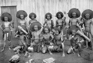 Innfødte fra Tanimbar-øyene, Indonesia. av A. E. Pratt