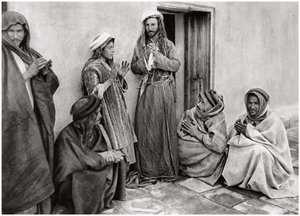 En mulla som lærer en bønn til en ung mann, Irak, 1925. av A. Kerim