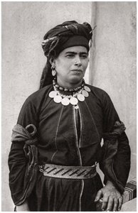 Kurdisk dame i sitt beste kostyme, Irak, 1925
