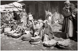 Suq El Khubur, et innfødt brødmarked, Bagdad, Irak, 1925.