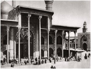 Inngangsporten til Kadimain-moskeen som fører til graven til imamen Moosa Al Kadim, 1925 av A. Kerim