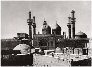 De gylne kuplene og minaretene til al-Kadhimiya-moskeen, Bagdad, Irak, 1925