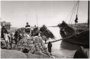 Lossing av last fra en båt, Muhaila, Bagdad, Irak, 1925. av A. Kerim
