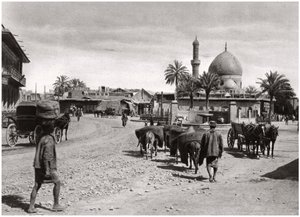 Utsikt over en gate fra Nordporten, Bagdad, Irak, 1925. av A. Kerim
