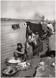 Vaskekvinner på bredden av Tigris, Bagdad, Irak, 1925 av A. Kerim
