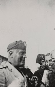 Album "Duce": Benito Mussolini under et offisielt besøk på Sicilia (s/hv-bilde) av A. Scarlata