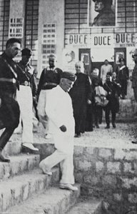 Album "Duce": Benito Mussolini under et offisielt besøk på Sicilia (s/hv-bilde) av A. Scarlata