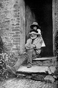 Et barn med sin bestefar, England, c1922.
