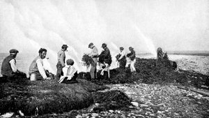Brennende tang for tare, Aran Islands, Irland, 1922.
