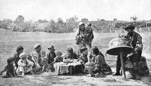 Sigøynere reparerer en familiegryte, Ungarn, 1922.