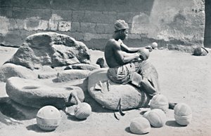 En Yoruba-mann som graverer leireskåler og vannkrukker, Lagos innland, Sør-Nigeria, 1912 av A. W. Gelston