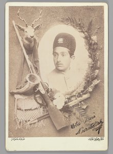 Offisielt kongelig portrett av prins Nosratollah, 1899 (foto i sølvalbum) av Abdullah Qajar