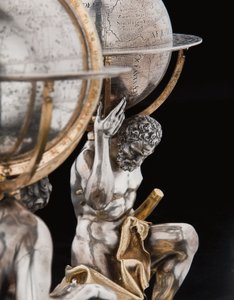 To eksepsjonelle jord- og himmelkloder, støttet av Hercules og Atlas, Augsburg