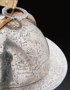 To eksepsjonelle jord- og himmelkloder, støttet av Hercules og Atlas, Augsburg av Abraham Drentwett
