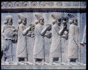 Utsikt over relieffene av østlige trapper: Assyriske ambassadører som kommer med tilbud og gaver av Achaemenid