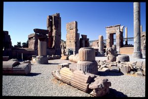 Utsikt over den vestlige inngangen til Hundred Column Hall av Achaemenid