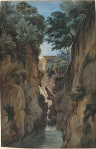 Utsikt over en foss gjennom en ravine