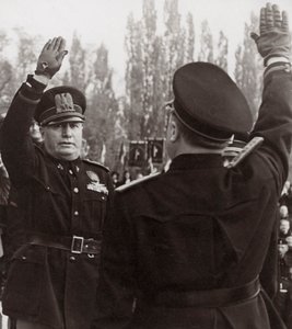 Benito Mussolini hedrer en fascistisk tjenestemann med en honnør (s/hvitt bilde)