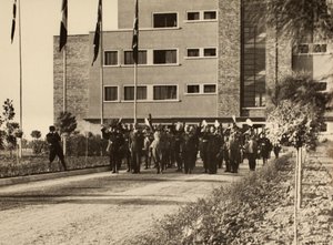 Innvielse av bygningene til Royal Airport "Fausto Pesci" i Bologna, konstruert av selskapet Mauro Toschi fu Ulisse, i nærvær av hertugen Benito Mussolini, 24/10/1936 (s/hv foto) av Achille Villani