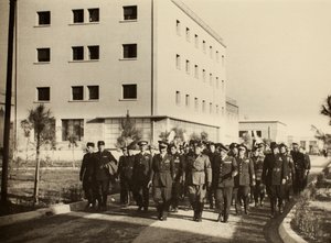 Innvielse av bygningene til Royal Airport "Fausto Pesci" i Bologna, konstruert av selskapet Mauro Toschi fu Ulisse, i nærvær av hertugen Benito Mussolini, 24/10/1936 (s/h foto) av Achille Villani
