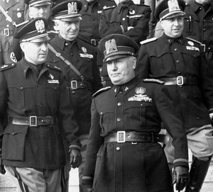 Mussolini på en militærparade (s/hvitt bilde)