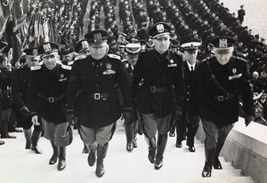Mussolini på en militærparade (s/hvitt bilde)