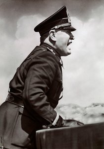 Mussolini holder en tale (s/hv-bilde)