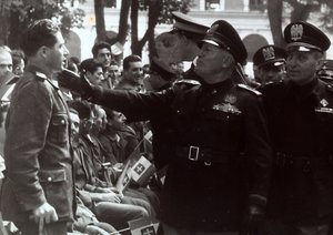 Mussolini hilser en soldat (s/hvitt bilde)