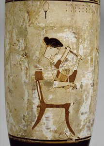 Lofts hvitmalt lekythos dekorert med en kvinne som spiller en cithara (glasert terrakotta) av Achilles Painter