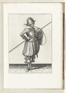 Skjold- og piggøvelsen: Soldaten flytter piggen til draposisjon på to ganger, første bevegelse (nr. 13), 1618 Nassausche Wapen-Handelinge, van Schilt, Spies, Rappier and the Targe: beyde figuerlick avbildet, ende innrammet etter den nye av Adam van Breen