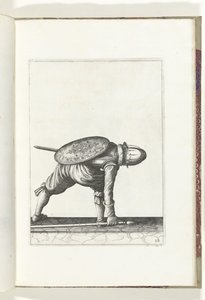 Øvelsen med skjold og spyd: soldaten bøyer seg for å plukke opp spydet (nr. 28), 1618 De Nassausche Wapen-Handelinge, van Schilt, Spies, Rappier ende Targe : beyde figuerlick avbildet, ende posert etter den nye orden [av ] (...) Maurice av Nassau (t av Adam van Breen