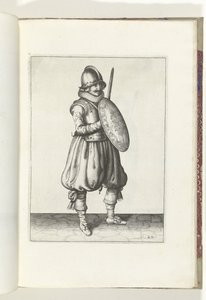 Øvelsen med skjold og spyd: soldaten stående med griperen og skjoldet foran brystet (nr. 20), 1618 De Nassausche Wapen-Handelinge, van Schilt, Spies, Rappier ende Targe : avbildet av beyde figuerlick, ende posert etter den nye rekkefølgen [av] (.