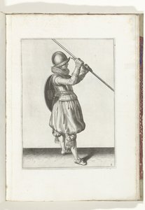 Skjold- og piggøvelsen: Soldaten med piggen vinklet i begge hender og skjoldet på ryggen (nr. 2), 1618 Nassausche Wapen-Handelinge, van Schilt, Spies, Rappier and the Targe: beyde figuerlick avbildet, og innrammet etter den nye orden [va av Adam van Breen