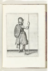 De exercitie met schild en spies: de soldaat staande met de spies rustend op de grond naast de rechtervoet (nr. 30), 1618 De Nassausche Wapen-Handelinge, van Schilt, Spies, Rappier ende Targe : beyde figuerlick afgebeelt, ende gestelt na de nieu ordening   av Adam van Breen
