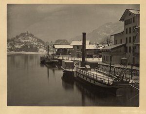 Dampskip på innsjøen i vinterfortøyning, Sveits