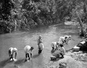 Kvinner som vasker klær i elven, Port Antonio, Jamaica, c1905