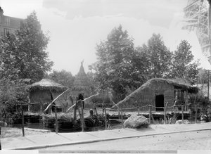 Landsby ved innsjøen på verdensutstillingen i 1889 i Paris, arkitekt Charles Garnier (1825-98) (bw-foto) av Adolphe Giraudon