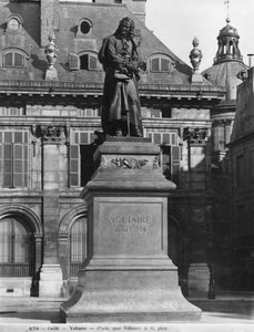 Statue av Voltaire av Joseph Michel Caille (1836-81) Quai Voltaire, sent på 1800-tallet