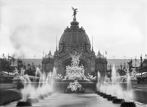 Utsikt over den sentrale kuppelen og fontenen Coutan, universell utstilling, Paris, 1889 av Adolphe Giraudon