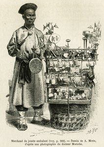Leketøysforhandleren slår en kobbergong for å trekke oppmerksomhet til dukkene, bilene, silkesommerfuglene og fløytene hans, mens han går den orientalske blomsterporten til det keiserlige palass i Pekin. Gravering etter A.Maries tegning, for å illustrere r