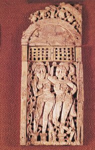 Utskåret indisk plakett som viser to kvinneskikkelser under en torana, fra Begram, Afghanistan, 1.-2. århundre (elfenben)