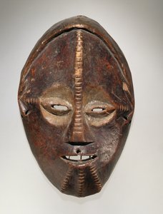 Maske, Ngbaka Culture, fra Den demokratiske republikken Kongo (tre med pigment)