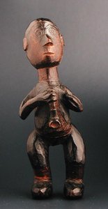 Stående figur av en europeisk mann som holder en pipe, Sørøst-Afrika, sent på 1800-tallet (tre) av African
