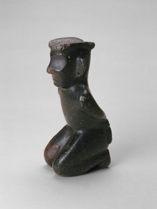 Knælende skikkelse, Kina, sannsynligvis Sichuan-provinsen, slutten av 2. årtusen f.Kr. (kloritt) av Age Bronze