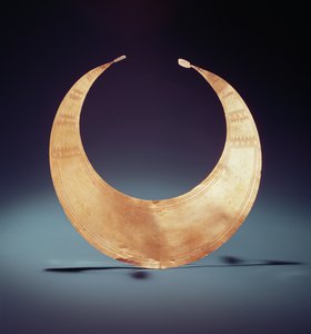 Lunula, Ross, County Westmeath, tidlig bronsealder, ca. 2000 f.Kr. (gull)