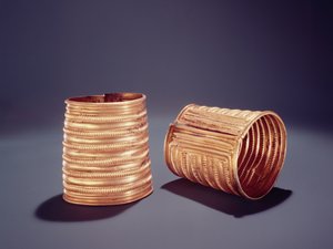 Et par armbind, fra Derrinboy, County Offaly, middels bronsealder av Age Bronze