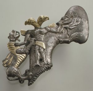 Skafthull øksehode med fuglehodedemon, villsvin og drage, ca. sent 3.–tidlig 2. årtusen f.Kr. (sølv og gullfolie) av Age Bronze